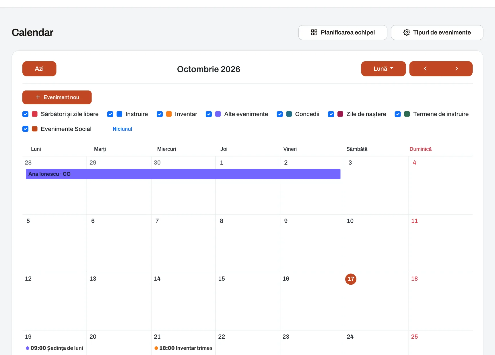 Calendarul lunar al companiei, cu evenimente, concedii și sărbători marcate prin culori distincte.